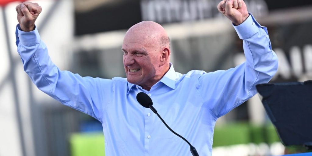 Miliarder Steve Ballmer memiliki lebih dari 80% portofolionya di saham Microsoft dan menyarankan investor sehari-hari untuk ‘tetap sederhana’