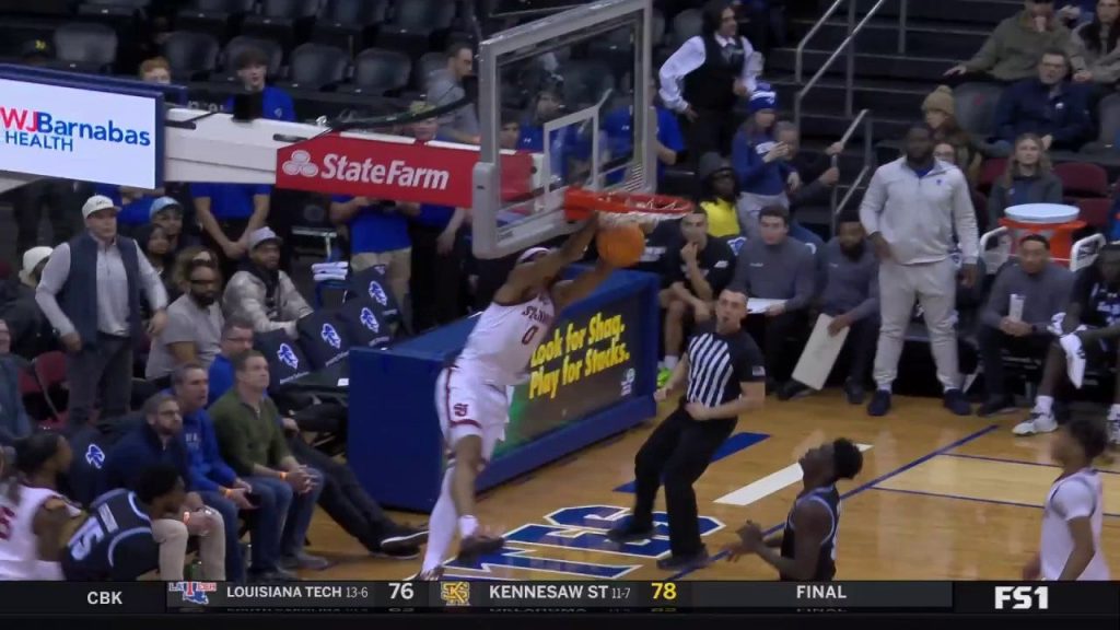 Aaron Scott dari St. John melemparkan THUNDEROUS ALLEY-OOP untuk memperluas keunggulan atas Seton Hall