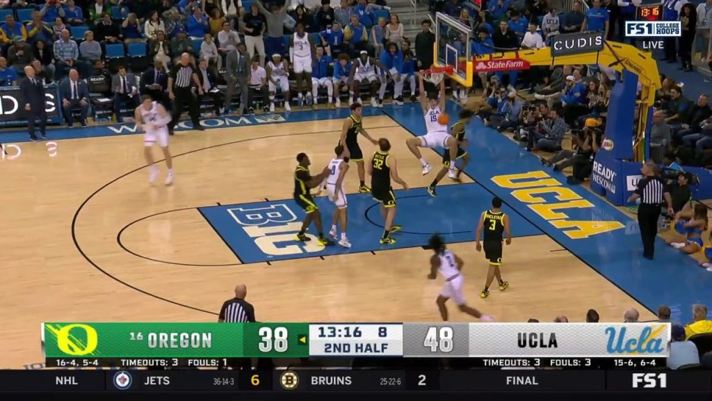 Aday Mara melempar slam dua tangan, memperpanjang keunggulan UCLA atas Oregon