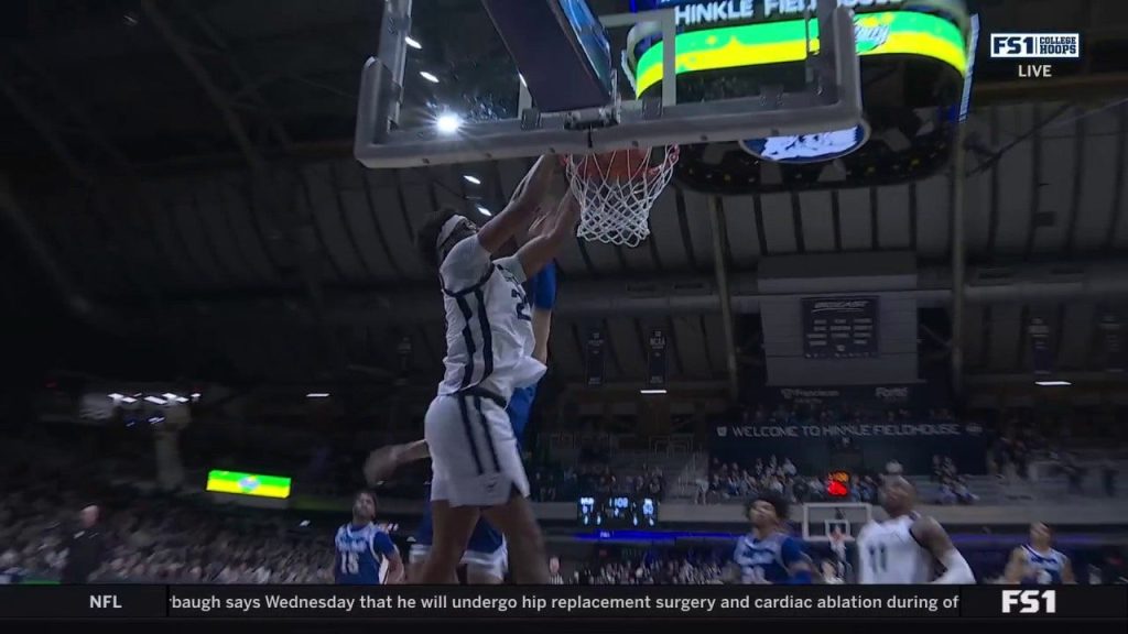 Andre Screen melakukan gang-oop dunk, memperluas keunggulan Butlers atas Seton Hall