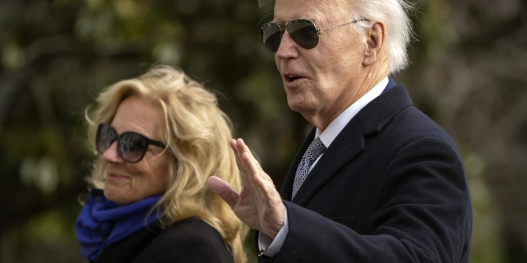 Berlian besar yang didapat Jill Biden akan diarsipkan, tetapi hadiah mewah senilai 2.000 untuk staf CIA dari pejabat asing dimusnahkan