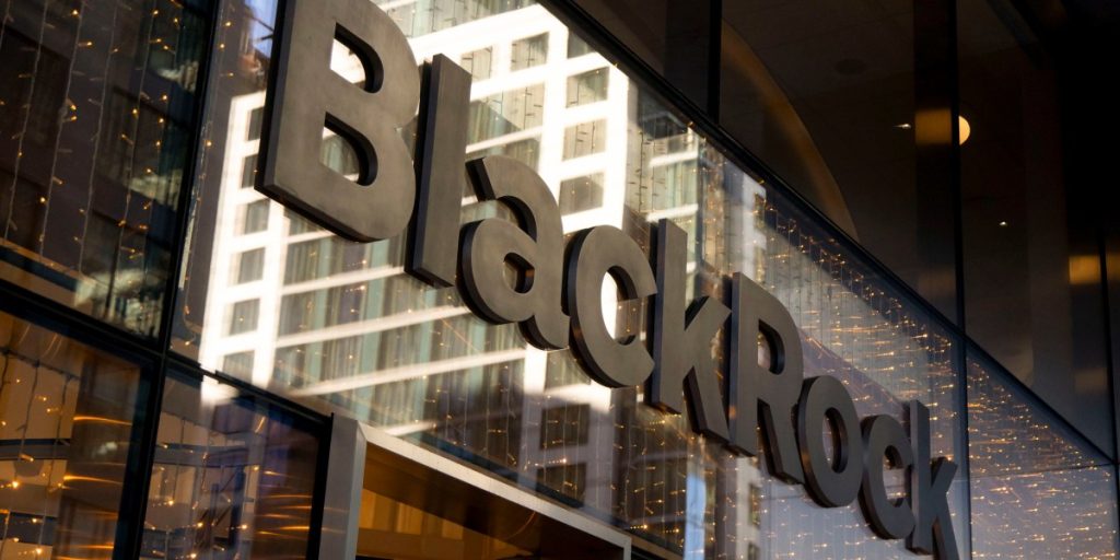 BlackRock dan Vanguard memiliki sejumlah besar saham bank—tetapi hanya satu yang setuju dengan kebijakan FDIC mengenai pengaruh yang tidak semestinya