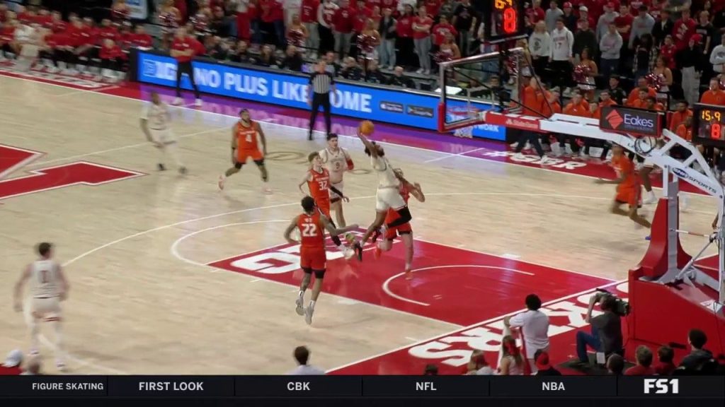 Brice Williams melempar Tomahawk Slam yang ulet untuk memperpanjang keunggulan Nebraska atas Illinois