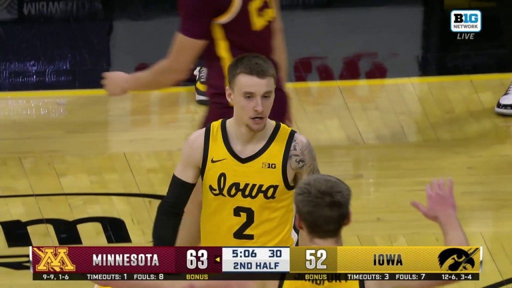 Brock Harding dari Iowa mendapat pukulan telak dan menyelesaikan layup untuk memangkas keunggulan Minnesota