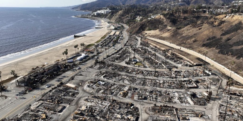 California Selatan Menghindari lumpur yang serius saat badai membawa hujan lebat