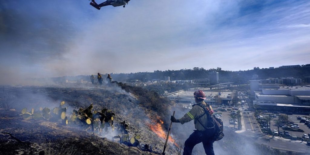 California menghadapi lebih banyak risiko kebakaran dan angin kencang, tetapi potensi hujan akan turun pada akhir pekan