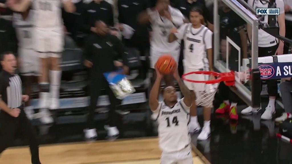 Corey Floyd dari Providence melempar Alley-oop untuk memperpanjang keunggulan melawan Georgetown