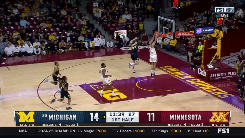 Dawson Garcia melakukan dunk yang kuat, memangkas keunggulan Michigan atas Minnesota