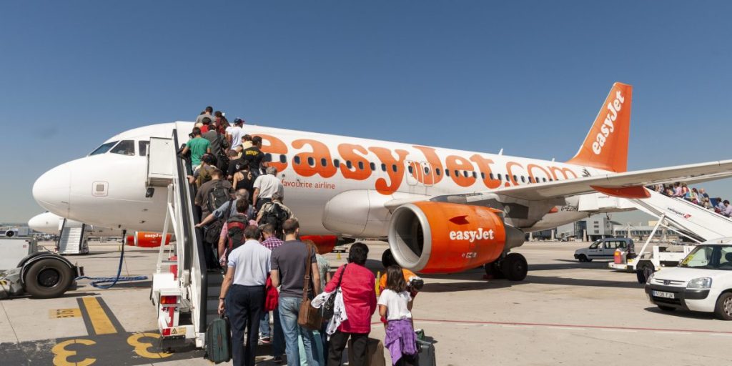 EasyJet mengurangi separuh kerugian di tengah rendahnya biaya bahan bakar dan peningkatan paket liburan. ‘Kami memiliki satu juta lebih pelanggan yang sudah memesan’ kata CEO