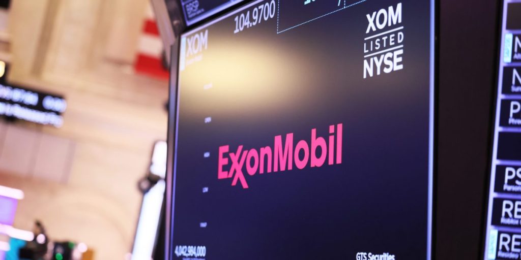 Exxon Mobil menggugat California AG atas pencemaran nama baik atas klaim bahwa mereka menipu masyarakat dengan memberikan janji palsu bahwa plastik yang mereka produksi akan didaur ulang.