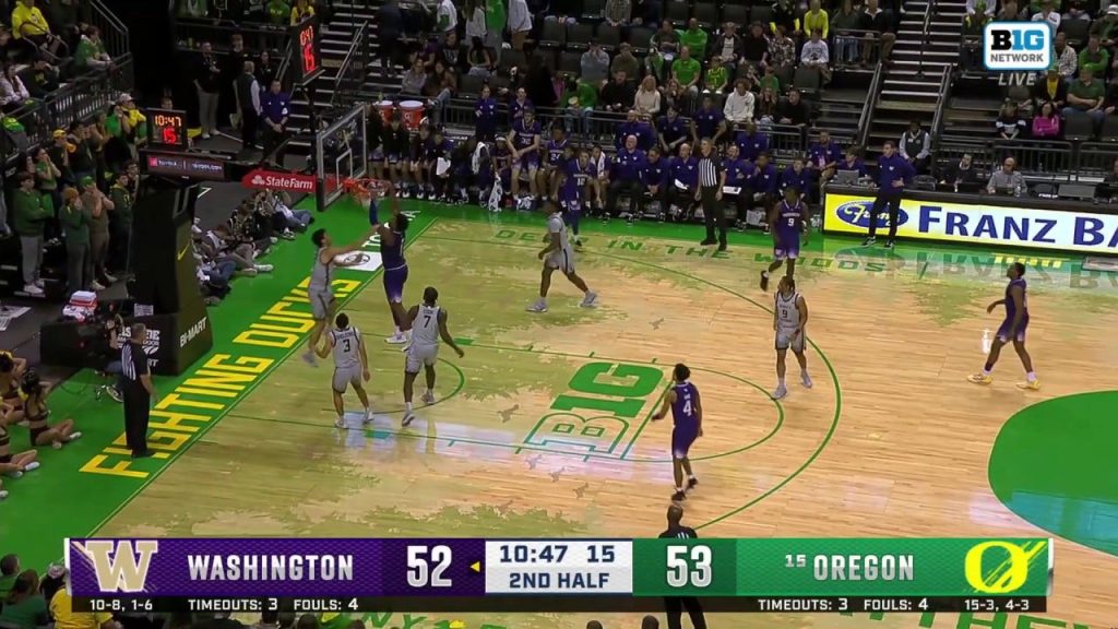 Great Osobor melakukan DUNK dua tangan yang KERAS untuk memberi Washington keunggulan atas Oregon