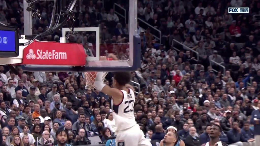 Hassan Diarra dari UConn menemukan Jayden Ross untuk ALLEY-OOP DUNK yang LUAR BIASA vs.