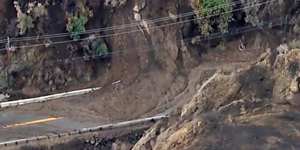 Hujan pada akhirnya meringankan wilayah Los Angeles yang hangus dan dilanda kekeringan, namun juga memicu kewaspadaan banjir dan semburan lumpur yang berbahaya.