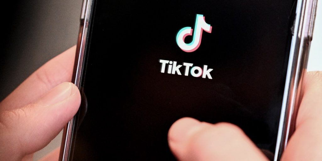 IPhone bekas dengan Tiktok dijual untuk jumlah astronomi