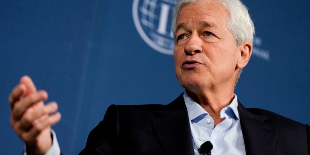 Jamie Dimon tidak terkejut Donald Trump memenangkan pemilu—dia mengatakan masyarakat sudah bosan dikuliahi oleh ‘rawa’ pemerintahan yang tidak efektif