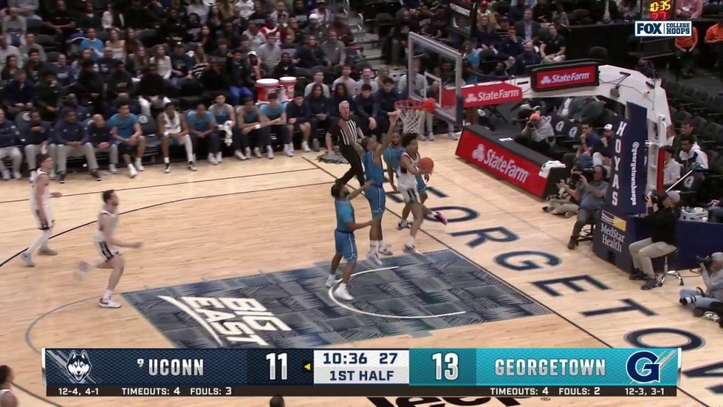 Jayden Ross dari UConn menyelesaikan layup terbalik yang sulit melawan Georgetown