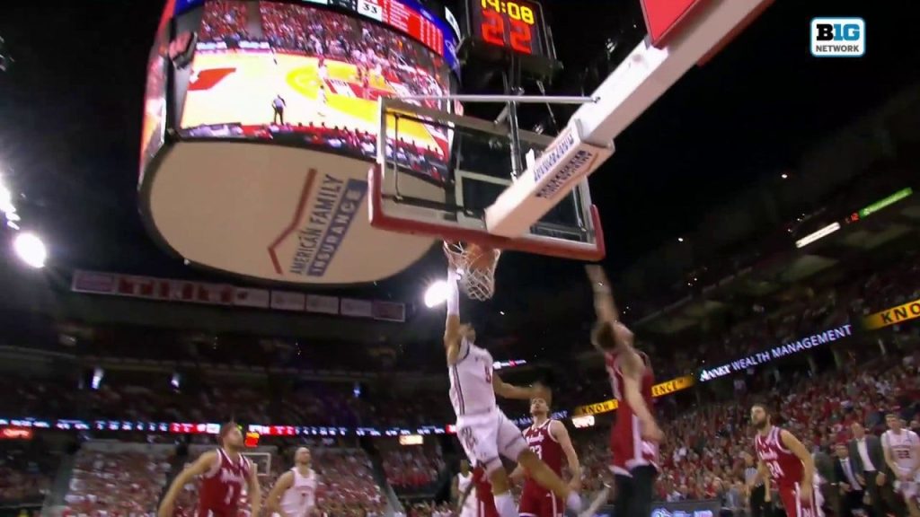 John Tonje dari Wisconsin melempar Dunk setan untuk memperpanjang keunggulan melawan Nebraska