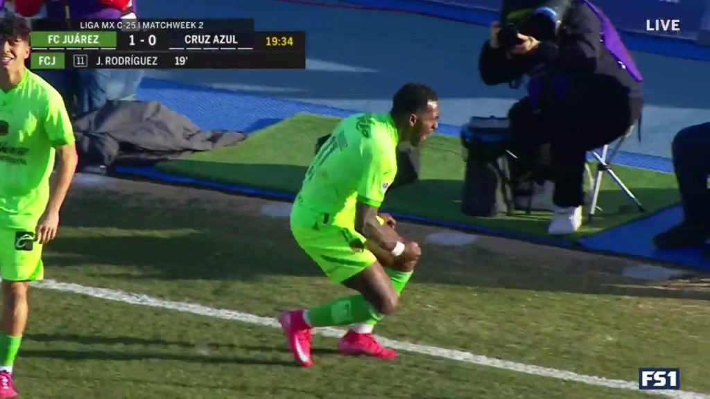 José Rodriguez dari FC Juárez mencetak gol untuk memimpin 1-0 melawan Cruz Azul