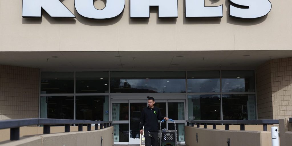 Kohl’s memangkas tenaga kerja perusahaan karena berebut untuk menebus kesalahan seperti membawa lebih sedikit inventaris dan menyusut bisnisnya yang bagus