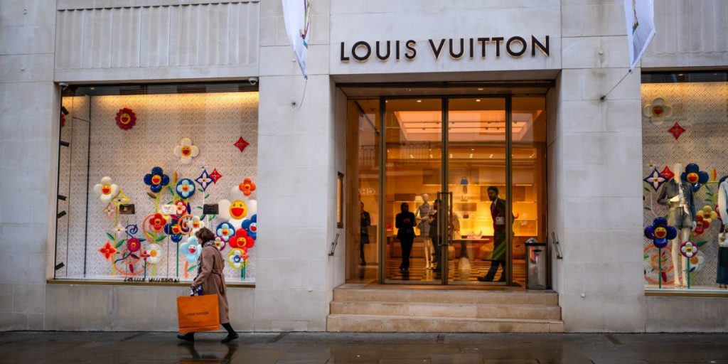 LVMH melaporkan penjualan yang diredam di tengah harapan bahwa penurunan mewah akhirnya akan berakhir