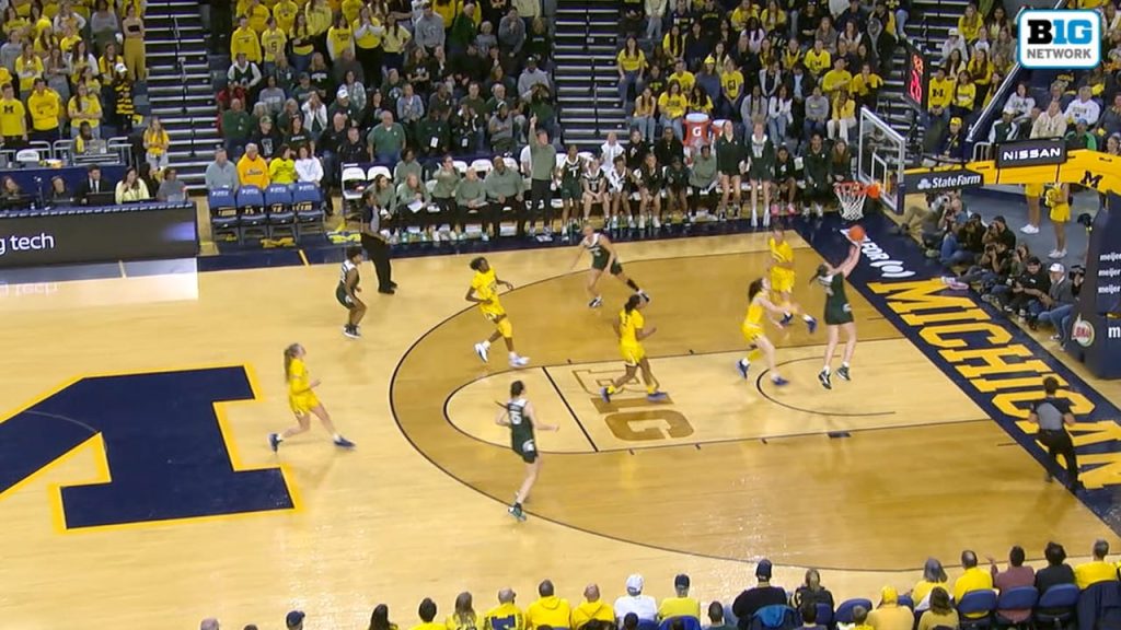 Michigain State’s Grace Vanslooten Skor Fast-Break Layup untuk memperpanjang keunggulan mereka atas Michigan