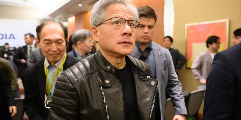 Nvidia’s Jensen Huang berjanji untuk ‘mematuhi sepenuhnya’ dengan kebijakan perdagangan Trump karena ketidakpastian menjulang atas industri chip