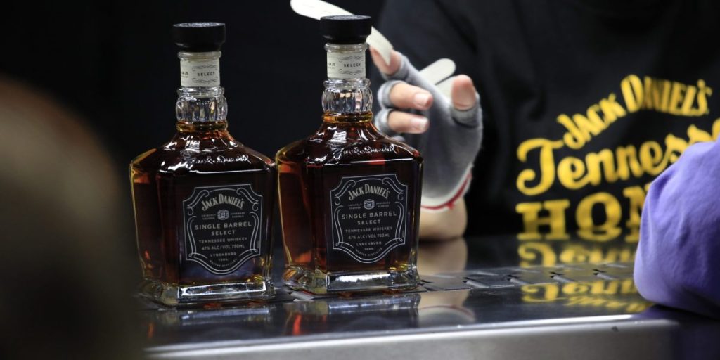 Orang tua Jack Daniel, Brown-Forman, memangkas 12% tenaga kerjanya dan menutup pabrik pembuatan barel di kampung halamannya