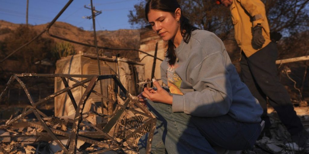 Penduduk Los Angeles di lingkungan yang dilanda kebakaran hutan beralih ke pembangunan kembali: ‘Apakah kita hanya mengundang masalah lain di kemudian hari?’