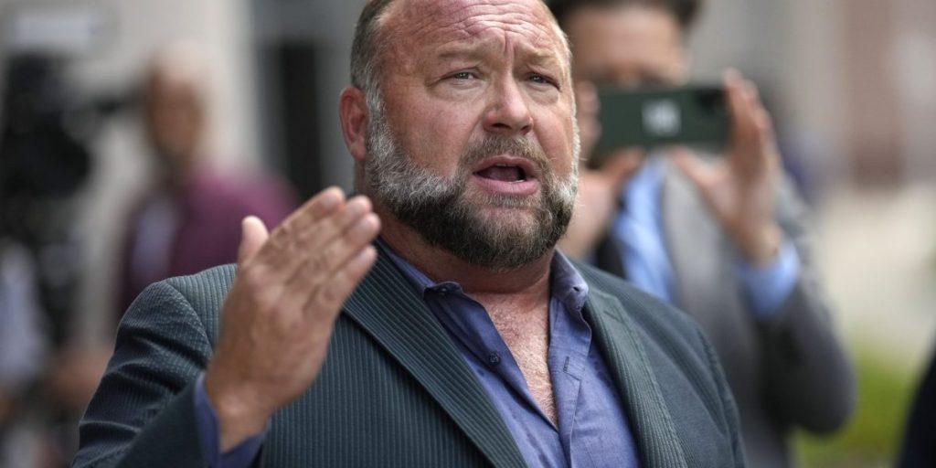 Perusahaan yang terkait dengan Alex Jones menggandakan tawaran untuk membeli Infowars menjadi  juta setelah gagal dalam lelang kebangkrutan