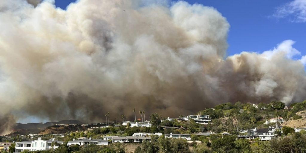 Petugas pemadam kebakaran California dengan cepat memadamkan api di tengah cuaca kebakaran ekstrem yang baru terjadi