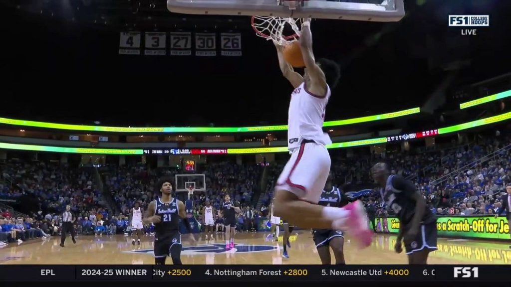 RJ Luis Jr dari St. John melakukan SHOWTIME alley-oop untuk memperluas keunggulan atas Seton Hall