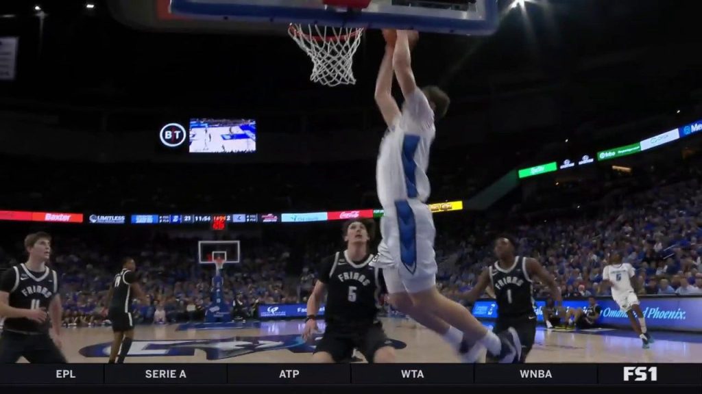 Ryan Kalkbrenner & Steven Ashworth terhubung di HALF-COURT ALLEY-OOP untuk memperluas keunggulan Creighton atas Providence