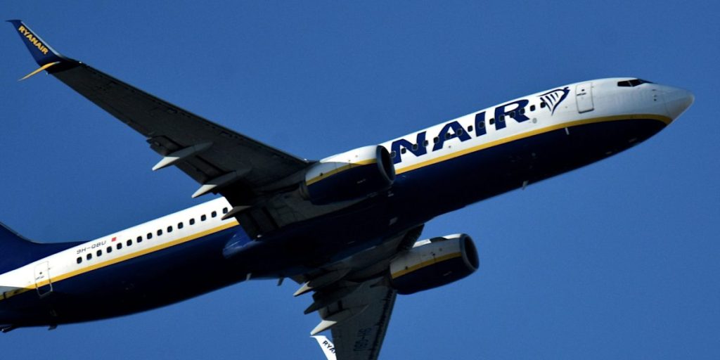 Ryanair menggugat seorang penumpang yang sangat mengganggu penerbangan sehingga memaksa pesawat mendarat lebih dari 1.000 mil jauhnya dari tujuannya.