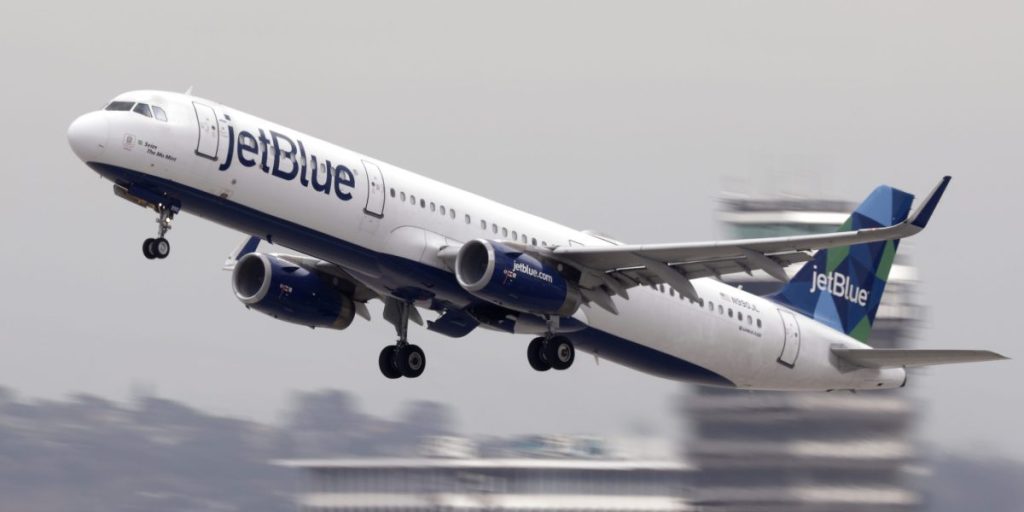 Sepasang suami istri di California menggugat JetBlue sebesar  juta, menuduh balok es seukuran semangka jatuh dari pesawat dan menabrak kamar tidur mereka.