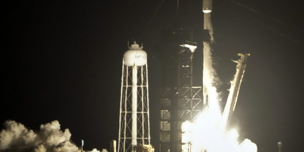 SpaceX meluncurkan moonshot 2-untuk-1 untuk mengirim sepasang pendarat bulan menuju bulan dalam perjalanan memutar terpisah