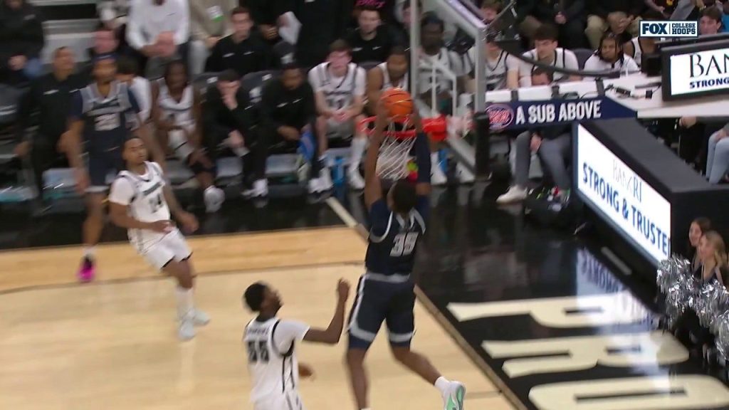 Thomas Sorber dari Georgetown melakukan alley-oop untuk memperbesar keunggulan melawan Providence