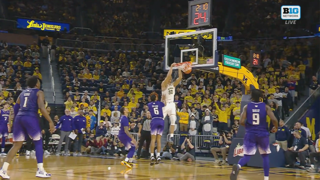 Tre Donaldson MELUMPURKAN SETENGAH PENGADILAN ALLEY-OOP DUNK ke Vlad Goldin saat Michigan memimpin 43-36 atas Washington