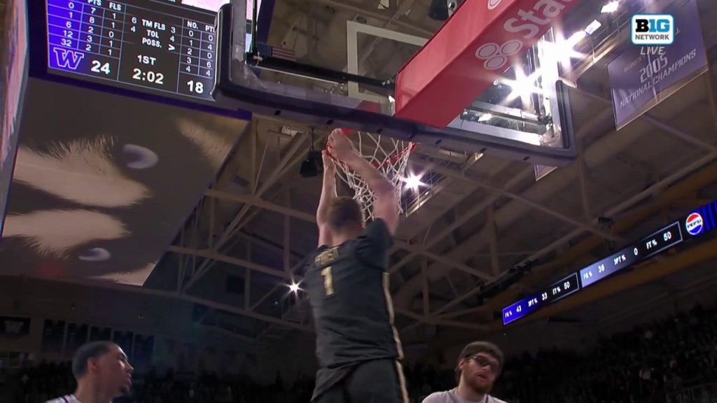 Trey Kaufman-Renn menemui Caleb Furst untuk melakukan DUNK untuk memangkas keunggulan Washington atas Purdue