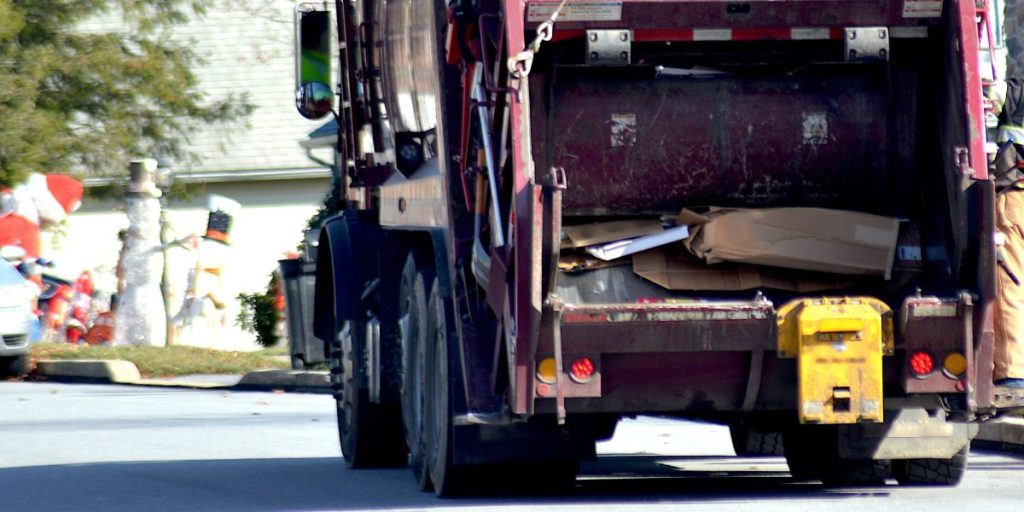 Truk sampah yang terjebak dalam lubang pembuangan mematikan listrik di Omaha selama beberapa jam