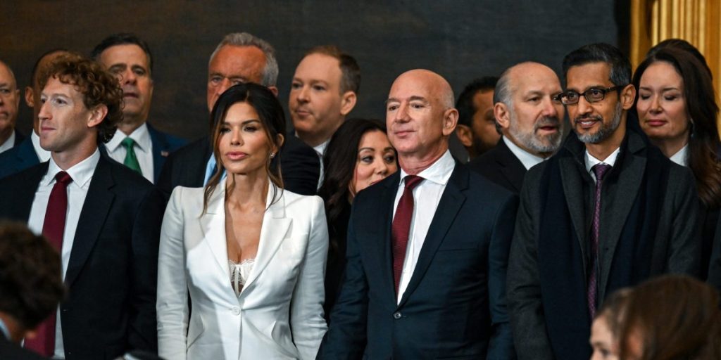 Tunangan Jeff Bezos, Lauren Sánchez, dikecam karena pakaian pelantikannya—memicu perdebatan ‘sirene kantor’ Gen Z dan apa yang pantas untuk bekerja