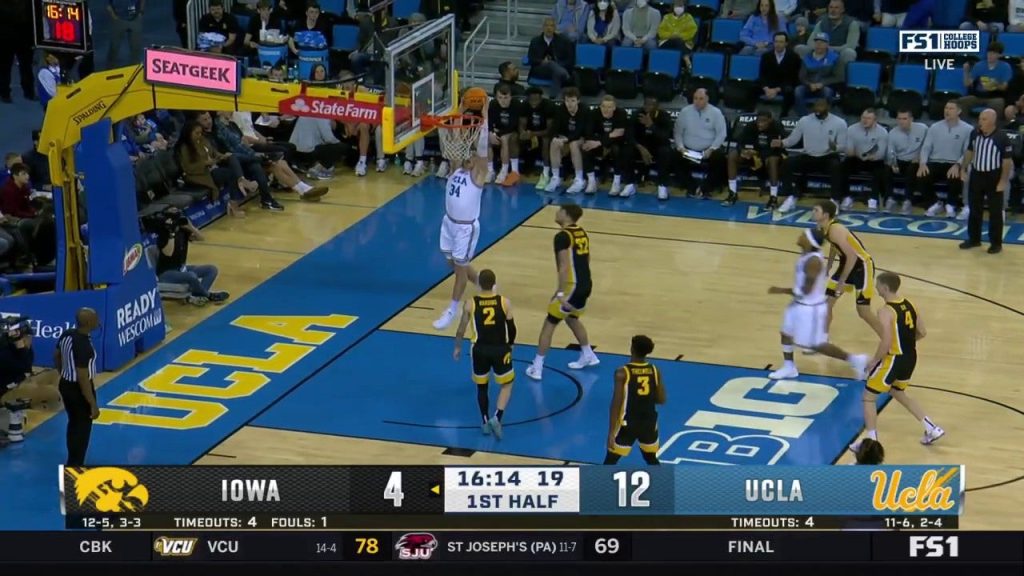 Tyler Bilodeau dari UCLA melakukan dunk untuk memperpanjang keunggulan vs Iowa