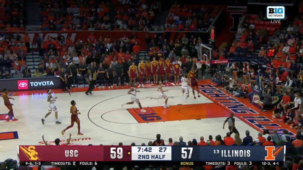 Wesley Yates III memecahkan kemacetan pada fastbreak, memperluas keunggulan USC atas Illinois