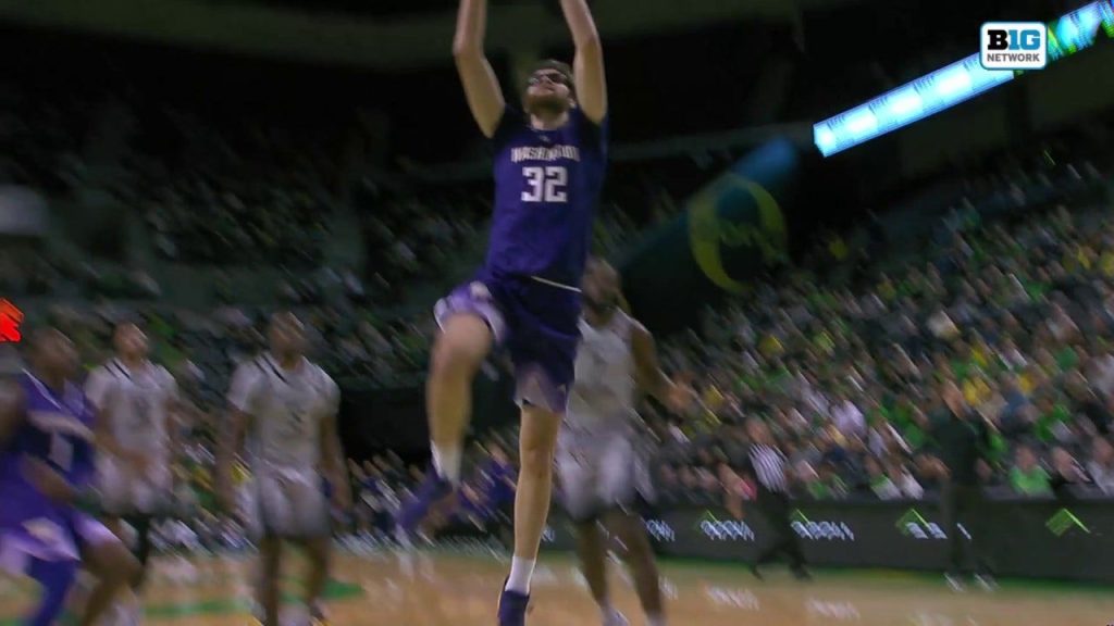 Wilhelm Breidenbach melakukan slam dunk dengan dua tangan, memperluas keunggulan Washington atas Oregon