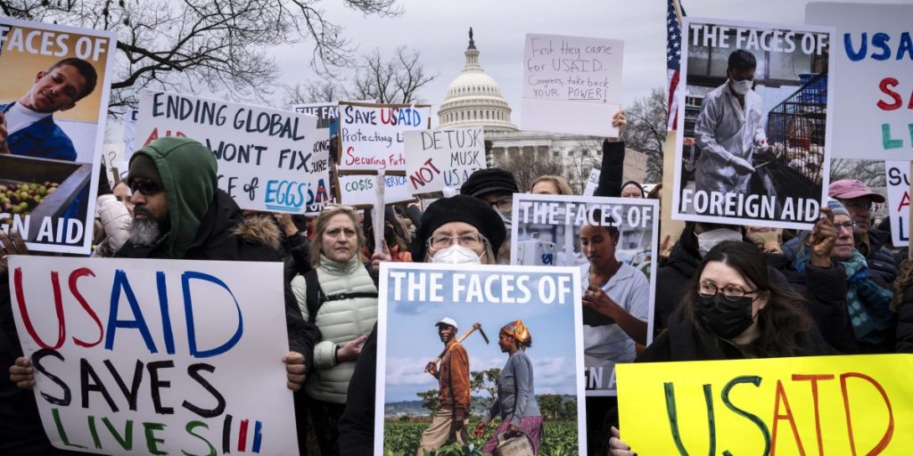 Administrasi Trump berencana untuk memangkas semua kecuali 300 pekerjaan di USAID