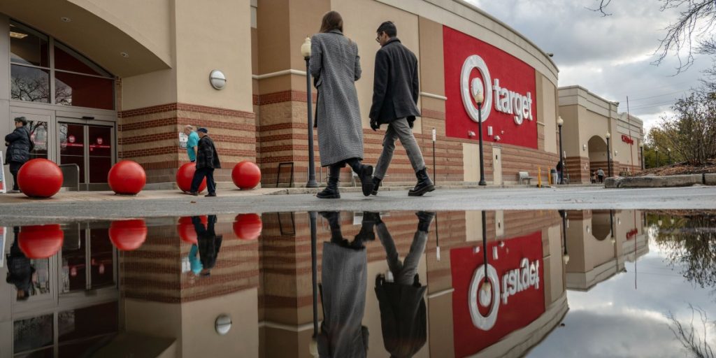 Bagaimana Target Rencana Untuk Menyempit Kesenjangan Pertumbuhannya dengan Walmart dengan Taruhan di Warby Parker