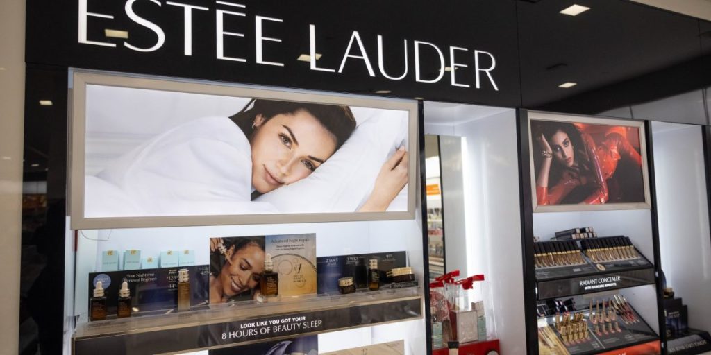 Estee Lauder memotong hingga 7.000 pekerjaan sebagai slide penjualan