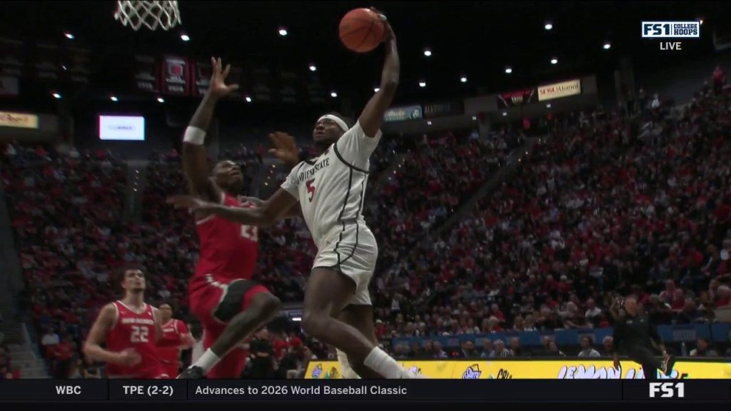 Firaun Compton melempar dunk monster, memperpanjang keunggulan Negara Bagian San Diego atas New Mexico