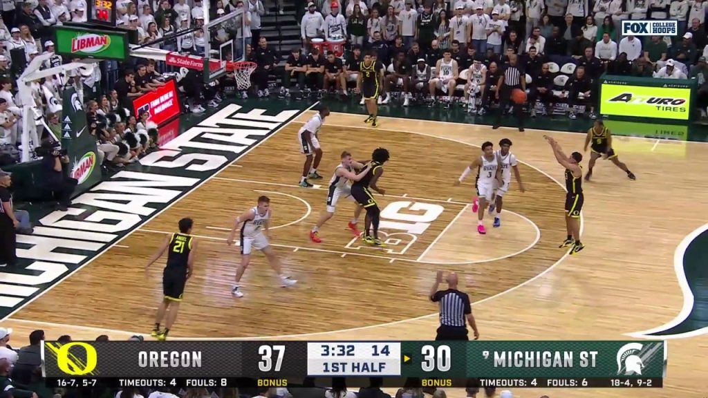 Jackson Shelstad dari Oregon membuat langkah 3-pointer untuk memimpin dua digit melawan MSU