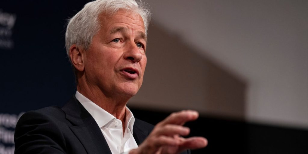 Jamie Dimon mengatakan dia tidak mencalonkan diri sebagai presiden karena dia tidak akan melihat keluarganya selama empat tahun – dan bercanda istrinya tidak akan pindah ke Gedung Putih