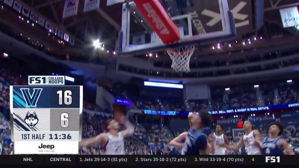 Jordann Dumont mendapat layup istirahat cepat, memperpanjang keunggulan Villanova atas UConn